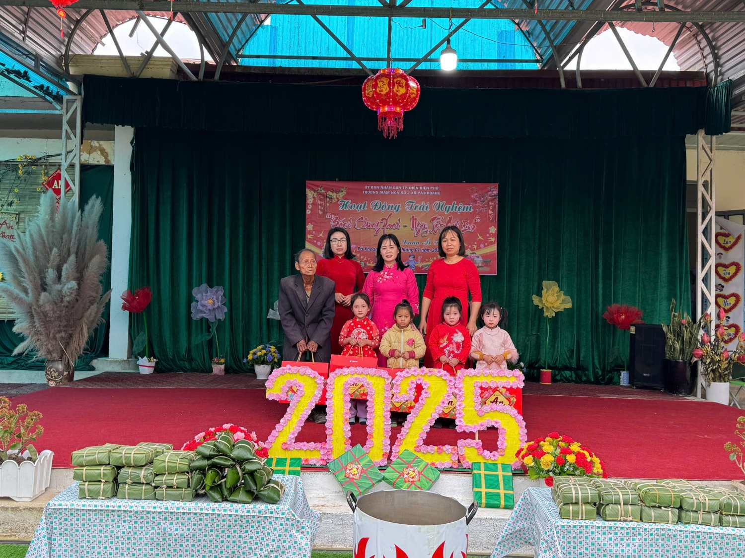 TRAO QUÀ CHO TRẺ KH VÀ GĐ KH