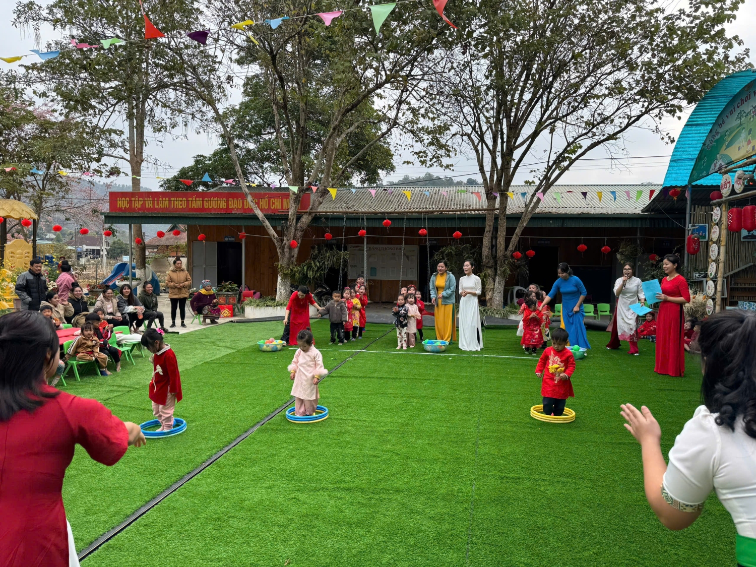 trẻ chơi trò chơi 1