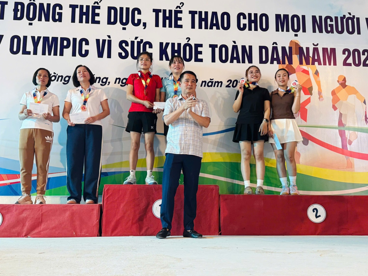 4 trao giải